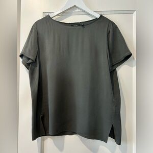 Theory Silk Short Sleeve Pop Over Top in Dark Olive Green Size L